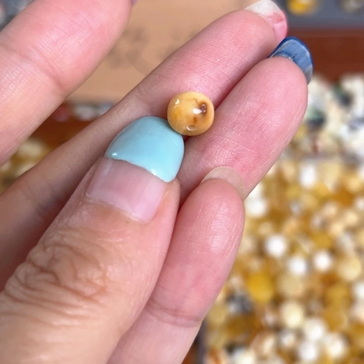 未镶嵌蜜蜡裸石7.3mm一个