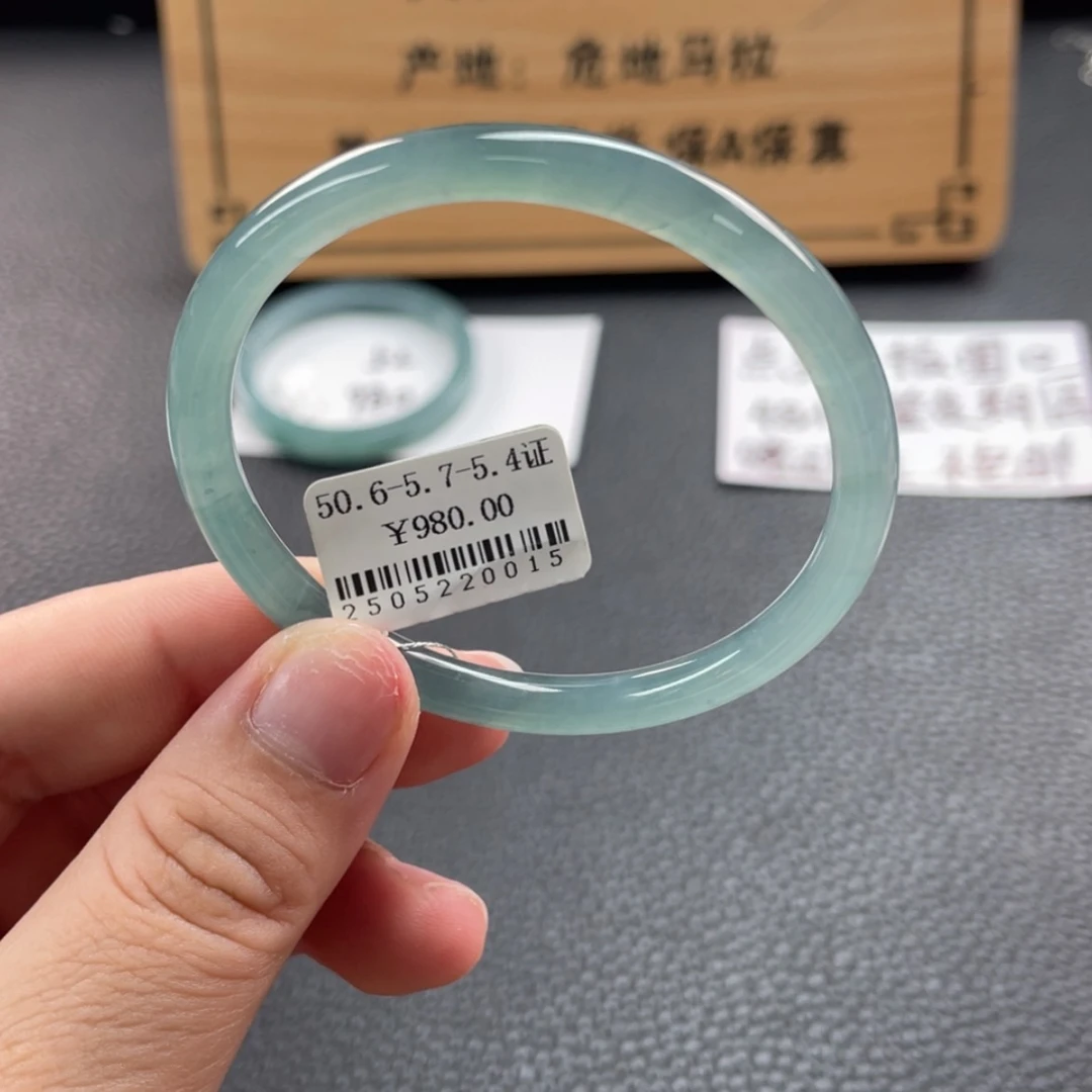 【闪购商品】未镶嵌手镯翡翠水****菜手镯