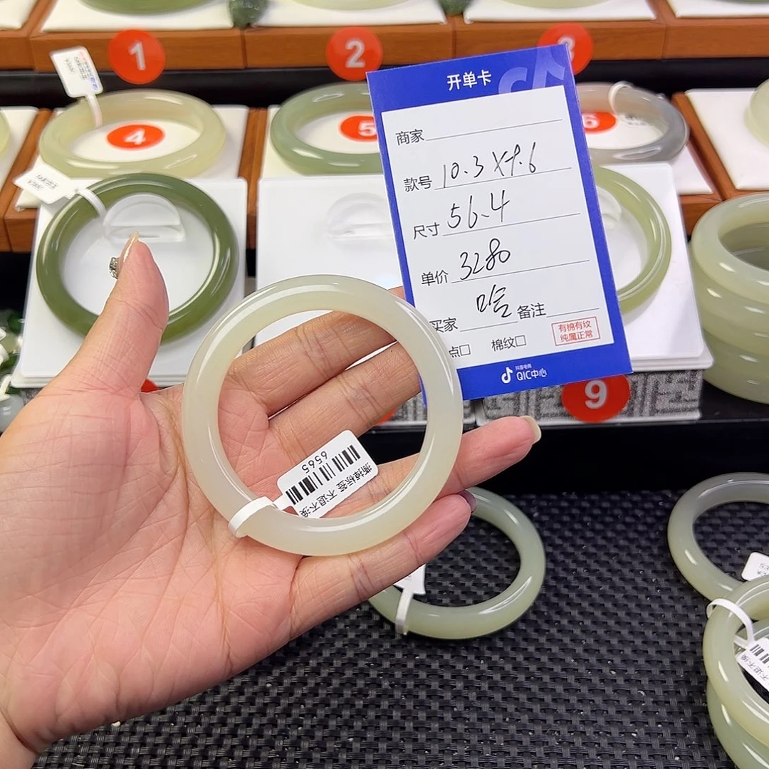哈***哈未镶嵌手镯和田玉