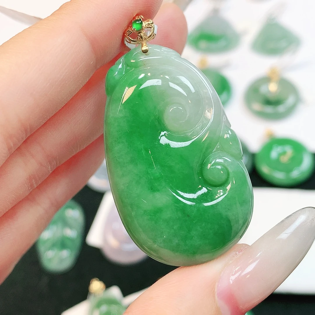 翡翠18K金镶嵌颈饰