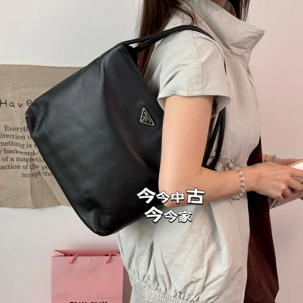 95新 Prada/普拉达 95新全皮三角标腋下托特单肩包