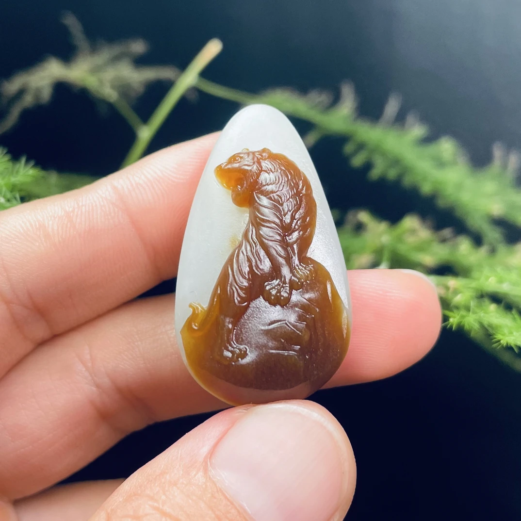 且末糖白玉精雕生肖虎冰透美观