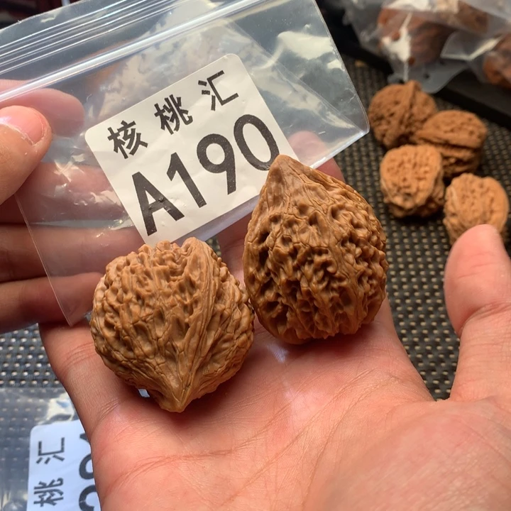杜***克文玩核桃吊坠原树鸡心