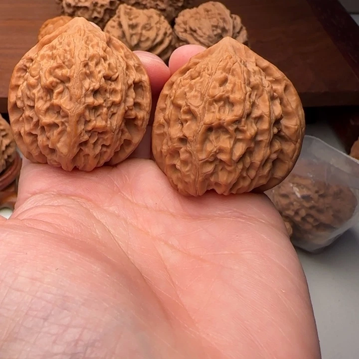 文玩核桃吊坠?*望瓶梅尖伤