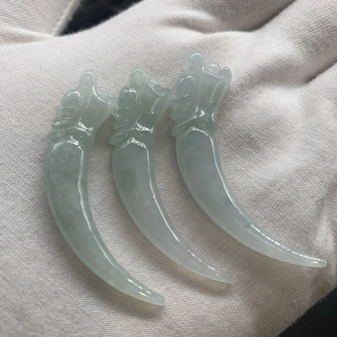 天然缅甸翡翠龙牙，适合大人.小孩.都可佩戴高冰冰透精雕