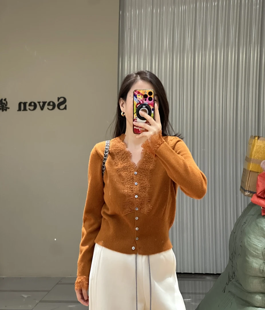 V领蕾丝纽扣打底开衫女冬新款