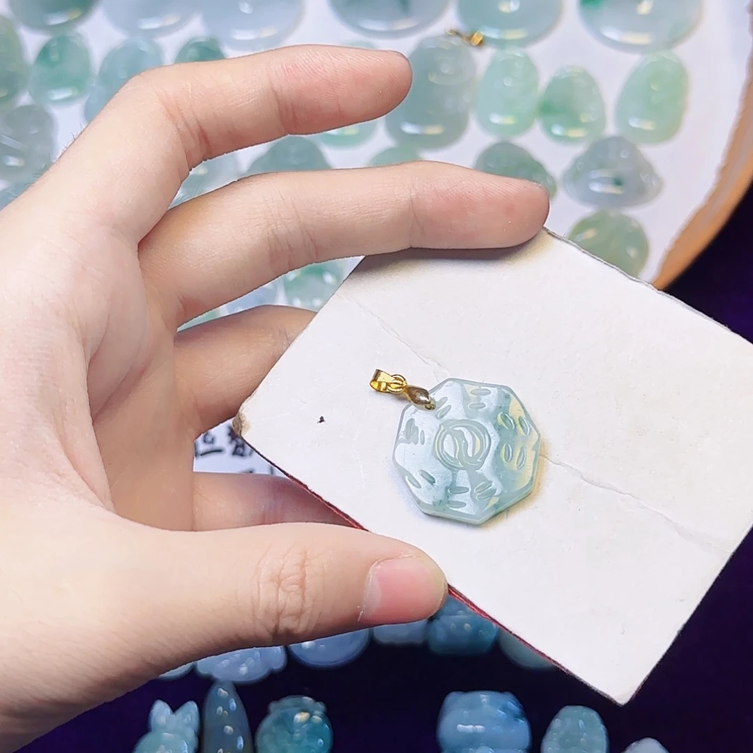 翡翠未镶嵌吊坠(赠链)翡翠