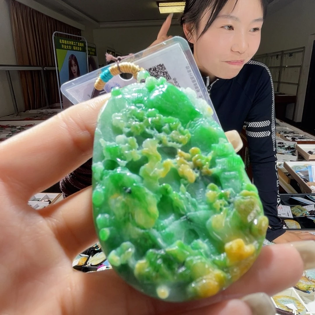 翡翠未镶嵌颈饰一