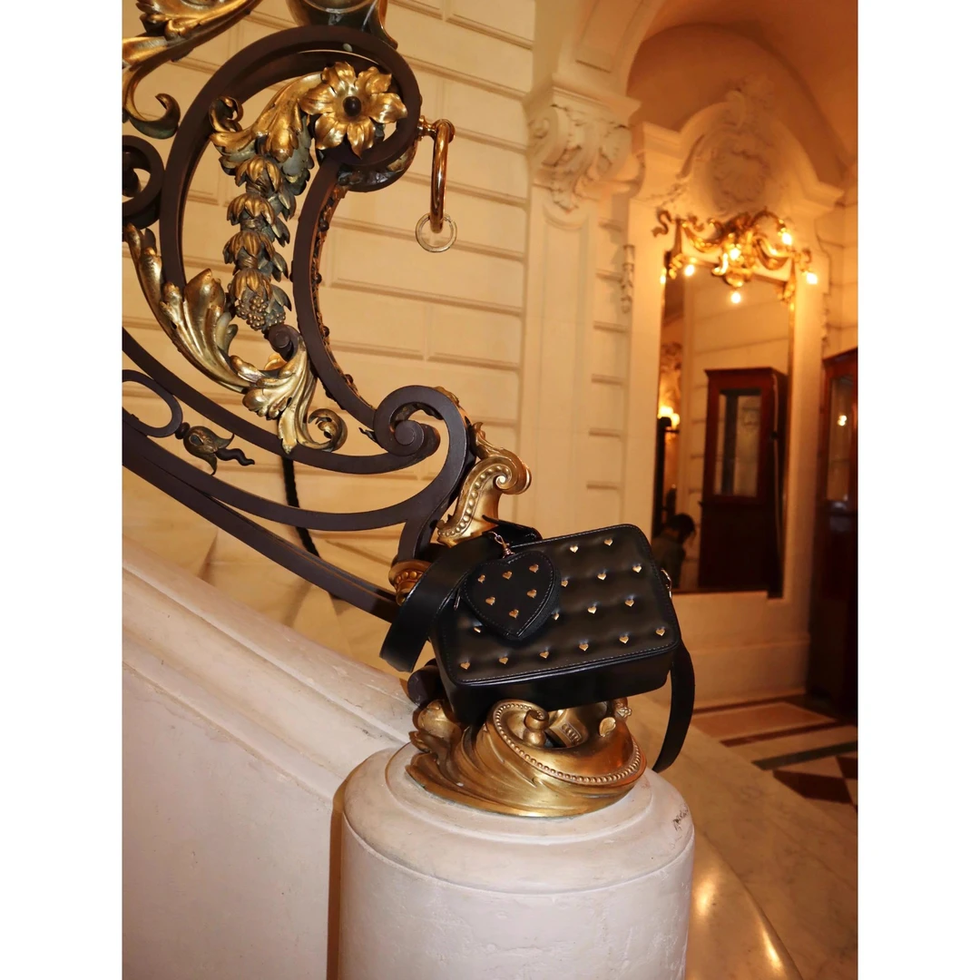 【FaFa】日系品牌 E 百搭轻便爱心铆钉装饰单肩斜跨包748321304490