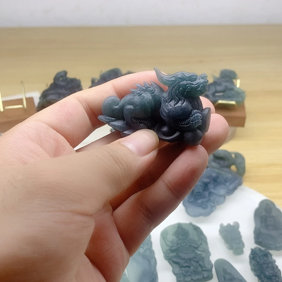 翡翠未镶嵌颈饰貔貅