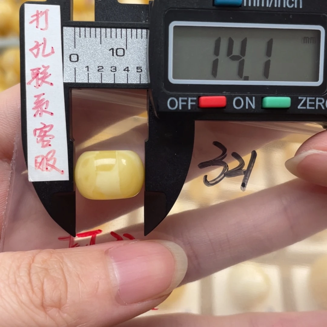 蜜蜡裸石未镶嵌金***铁蜜蜡