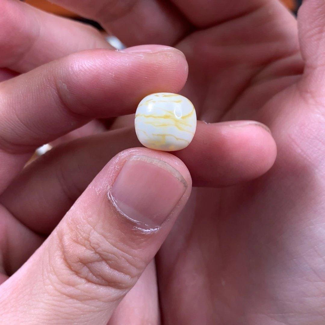 未镶嵌琥珀珠宝奇石?