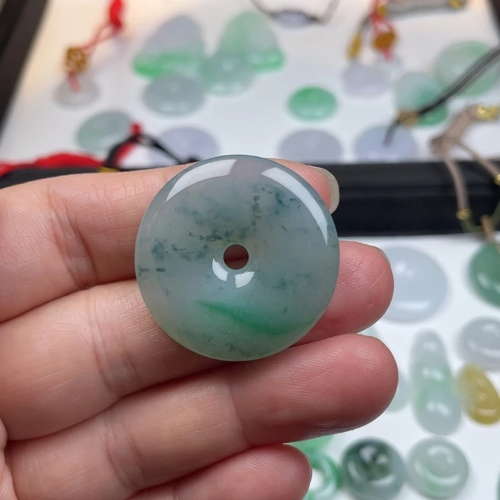 翡翠颈饰未镶嵌飘花平安扣