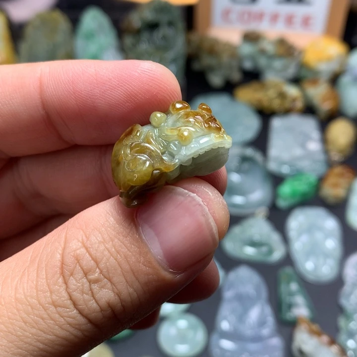 翡翠未镶嵌颈饰黄翡霸王貔貅