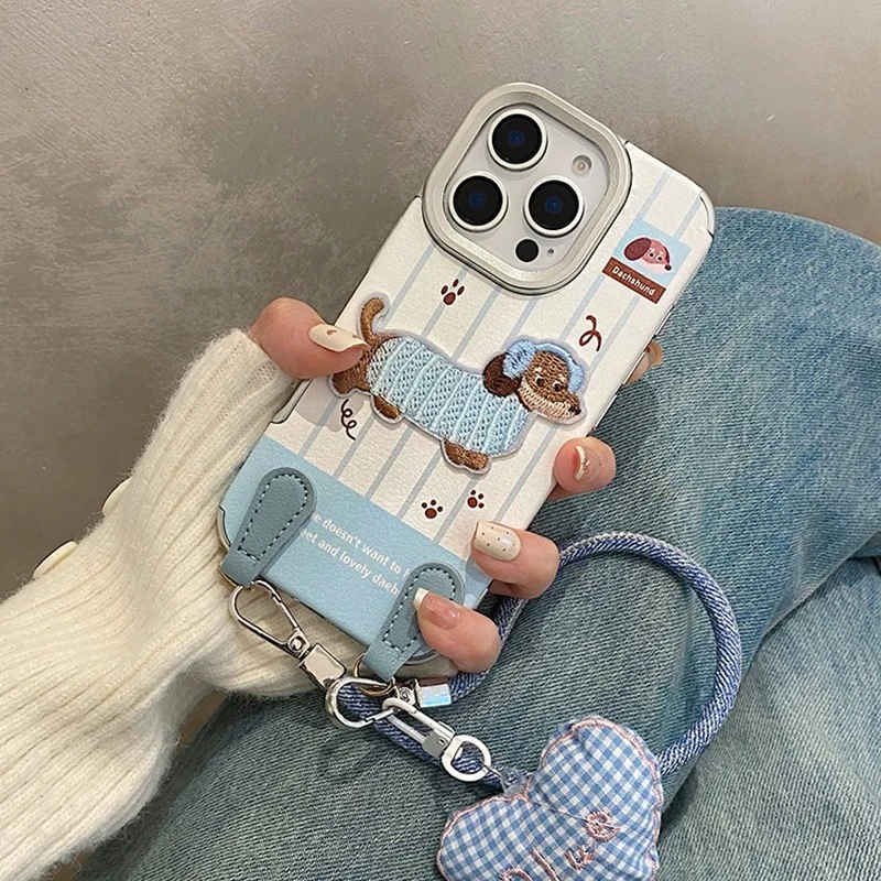 卡通刺绣腊肠狗适用iPhone17promax手机壳全包防摔苹果15带挂绳女