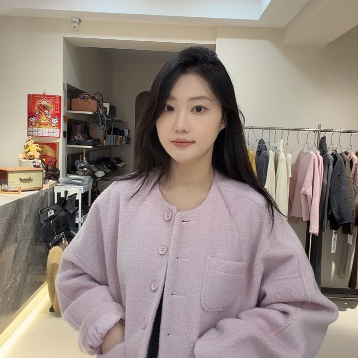 含羊毛粉色外套显白