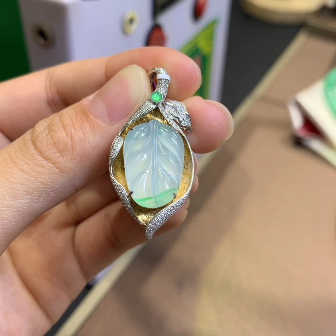 翡翠18K金镶嵌颈饰翡翠