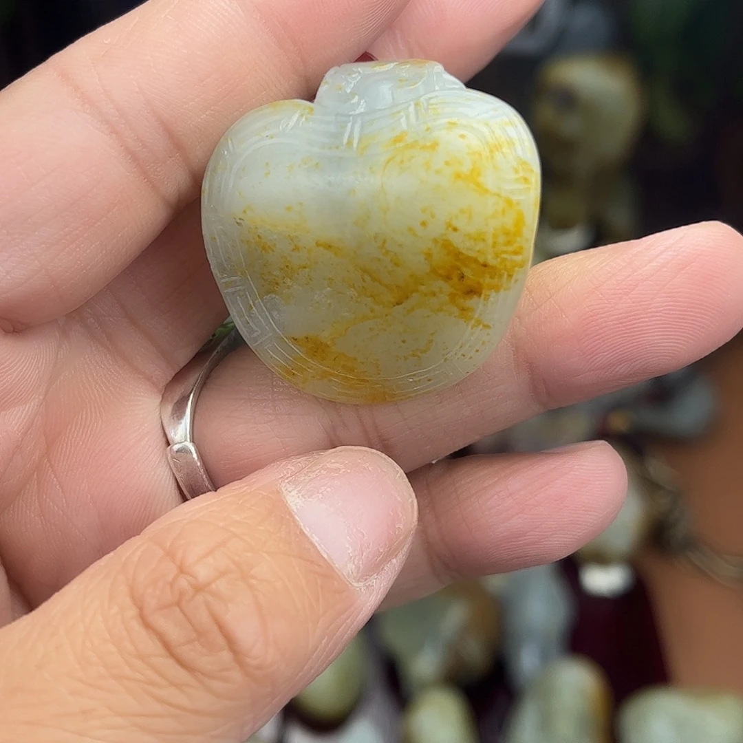 秋***叶和田玉未镶嵌挂件