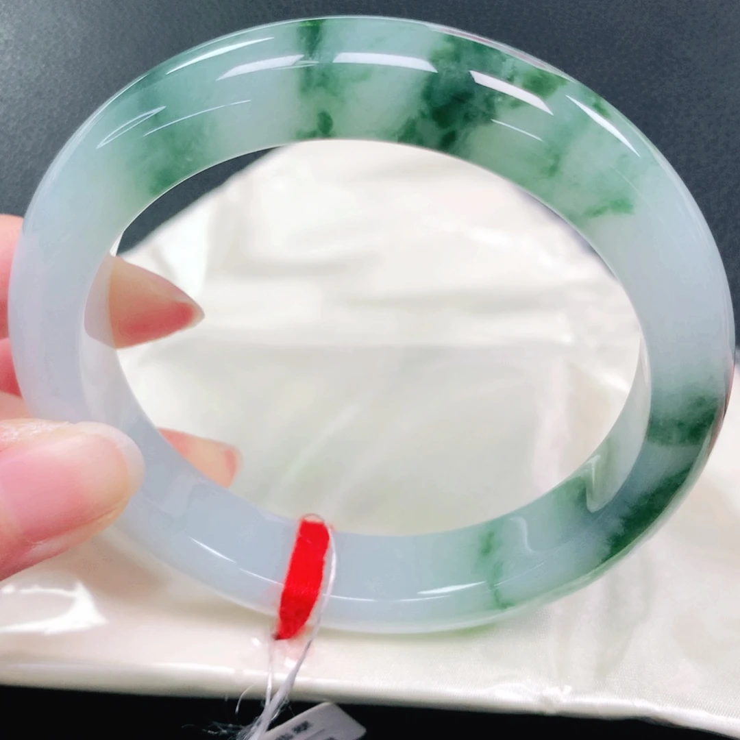 翡翠手镯未镶嵌60圈