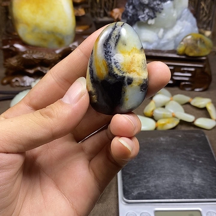 和田玉未镶嵌把件