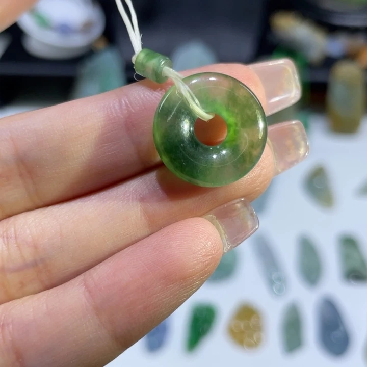 翡翠未镶嵌颈饰甜甜圈