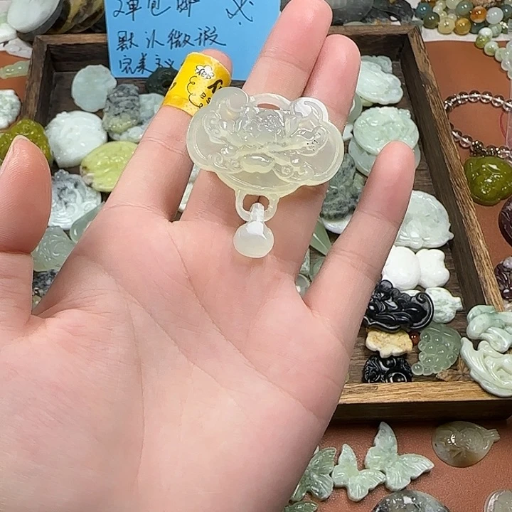 蛇纹石玉未镶嵌颈饰牡丹花锁