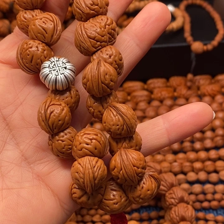 秦岭山脉野生桃核手持