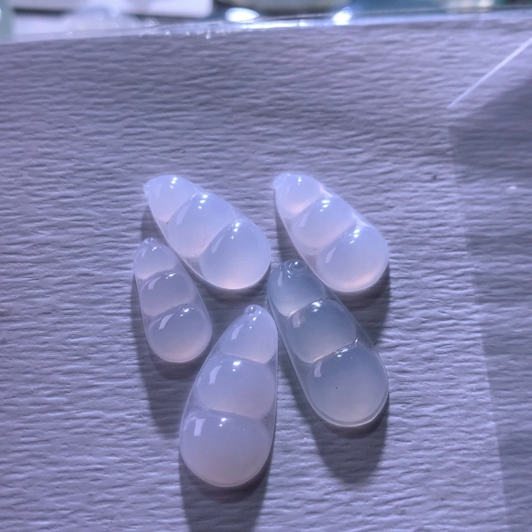 翡翠未镶嵌颈饰一手