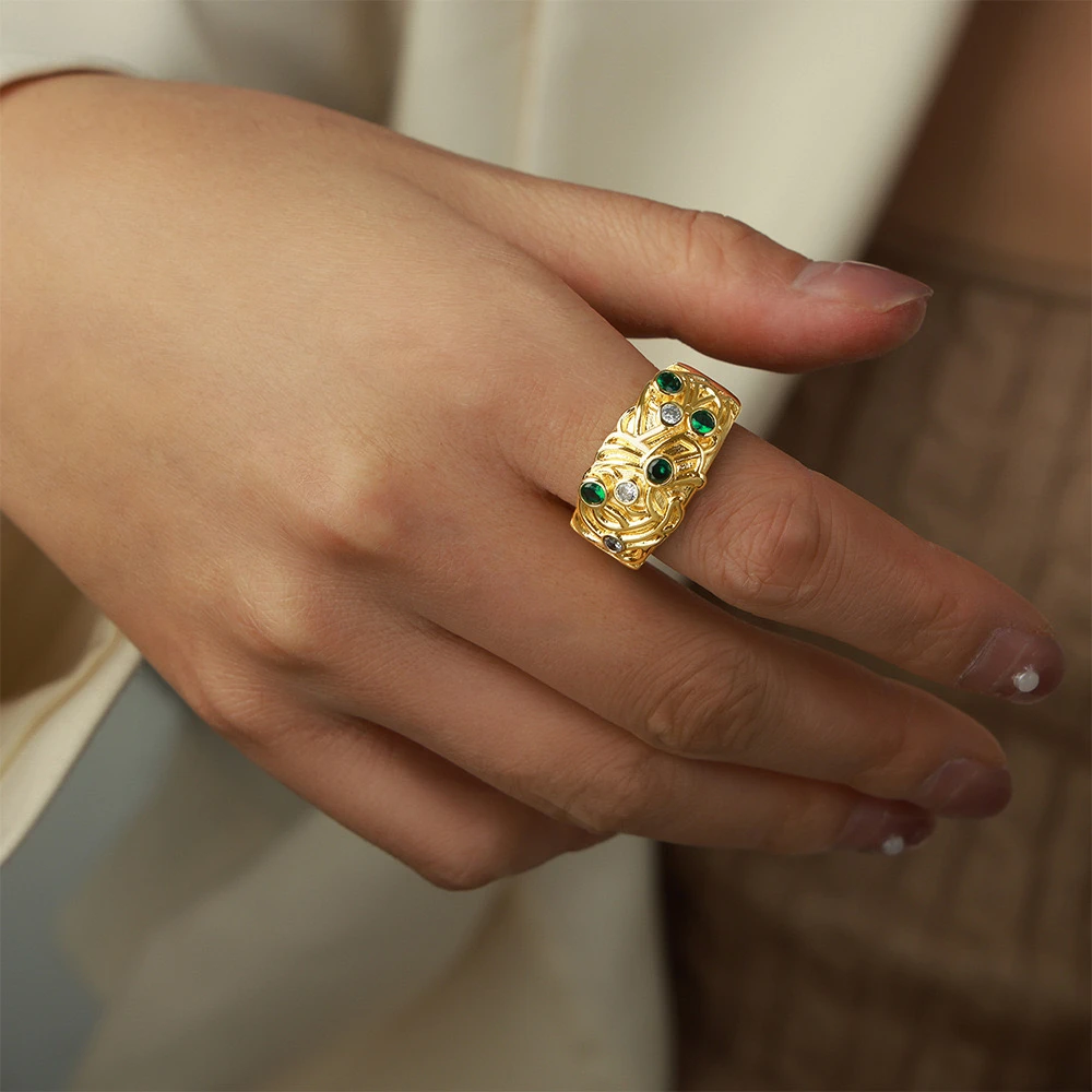 钛钢合成锆石戒指 钛钢不规则雕纹路开口戒