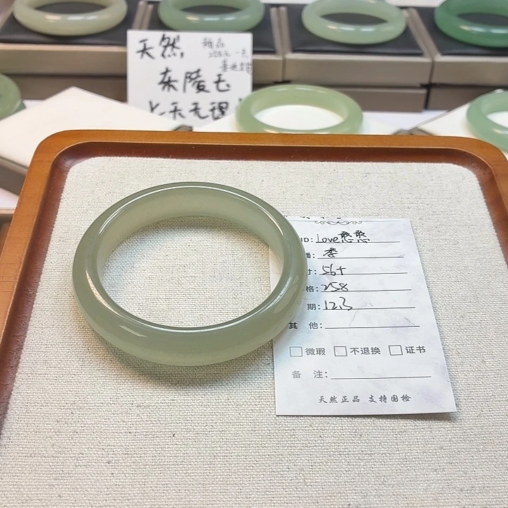 L***憨石英质玉未镶嵌手镯