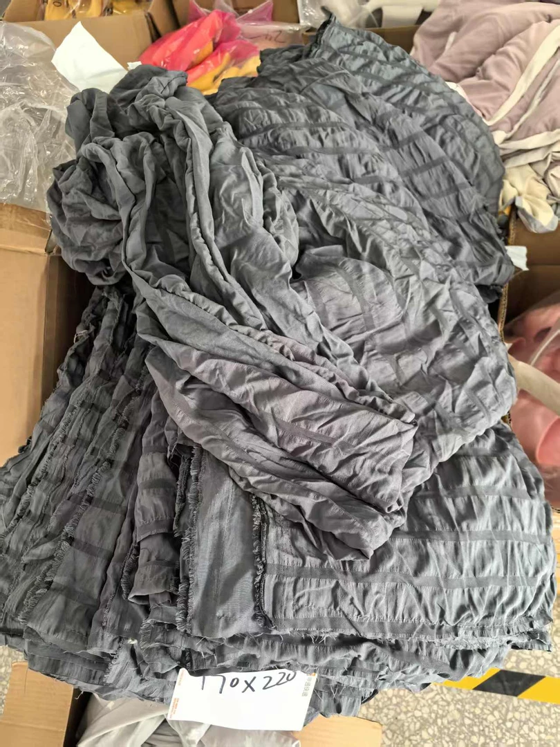 《兵哥外贸》3楼170×220灰色一面泡泡纱款无拉链化纤被套 发1个