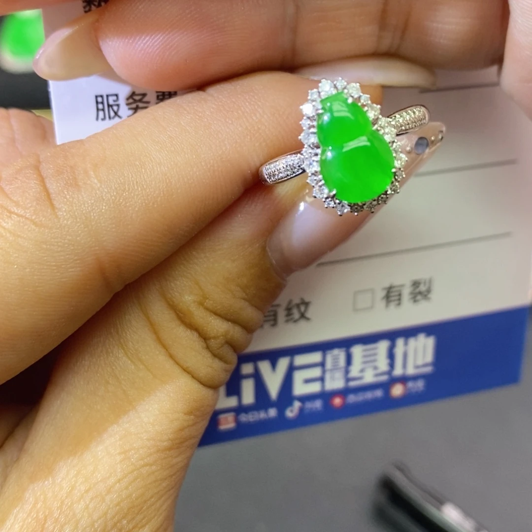 颈饰18K金镶嵌翡翠