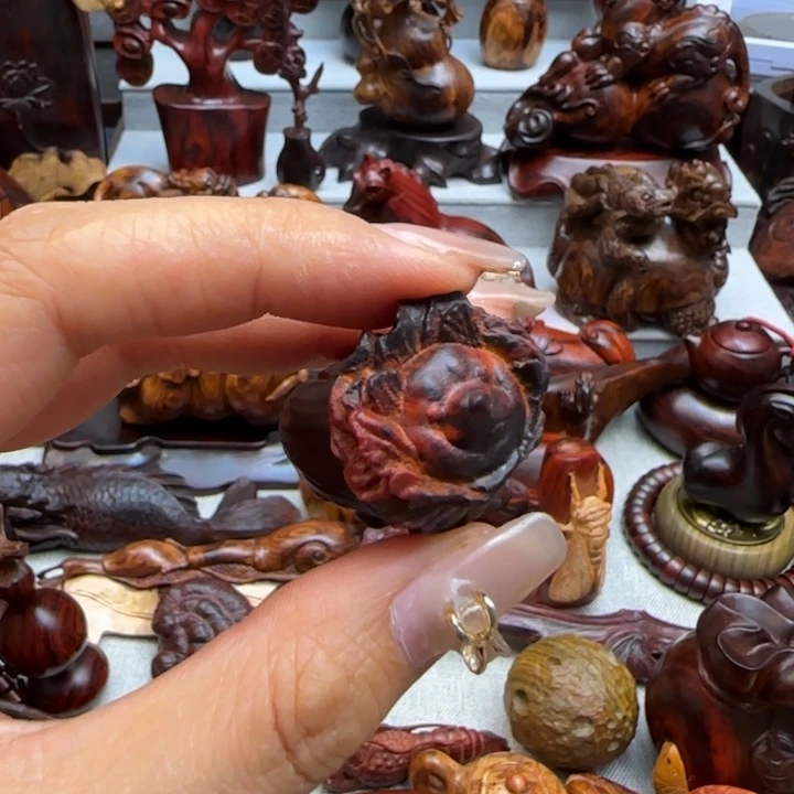 北***！木小叶紫檀雕刻菜狗把件