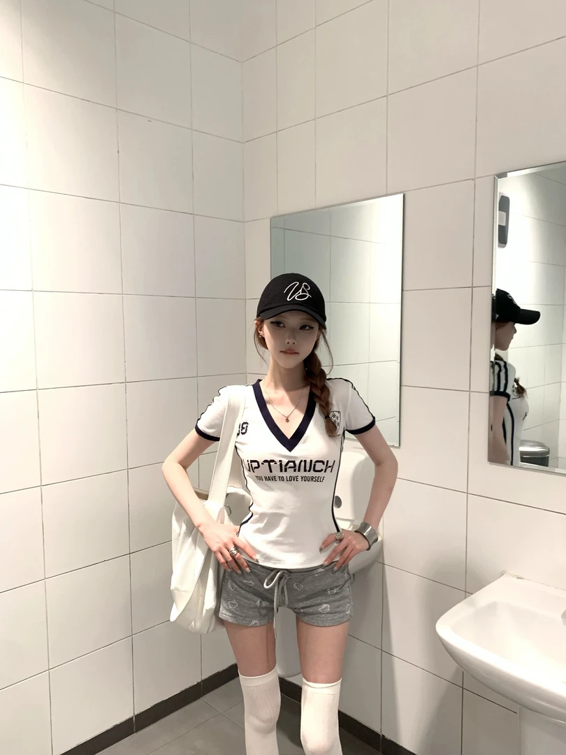 美式辣妹球衣V领短袖t恤女夏季2025新款修身显瘦收腰运动短款上衣