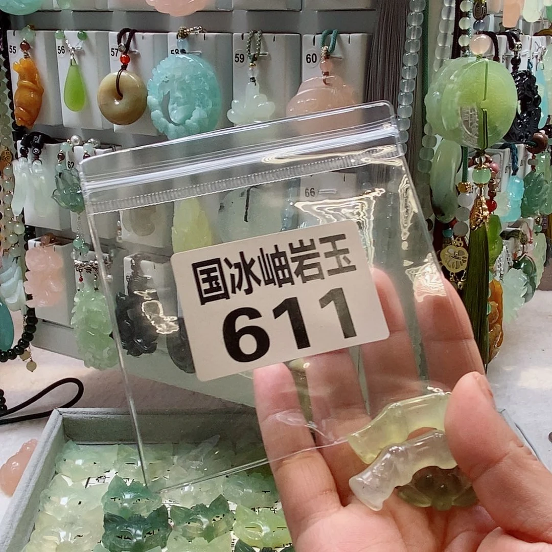 小***~蛇纹石玉未镶嵌颈饰