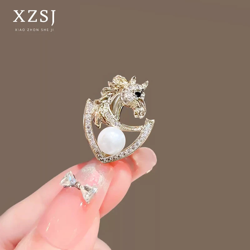 铜锆石胸针 轻奢精致小马胸花新款高档别针百搭开衫西服配饰