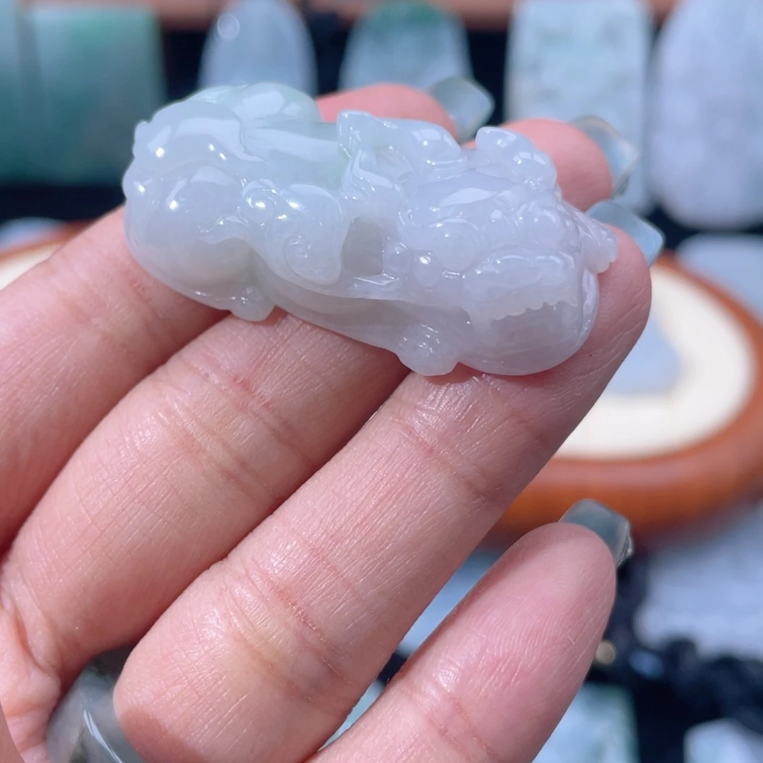 翡翠未镶嵌颈饰貔貅