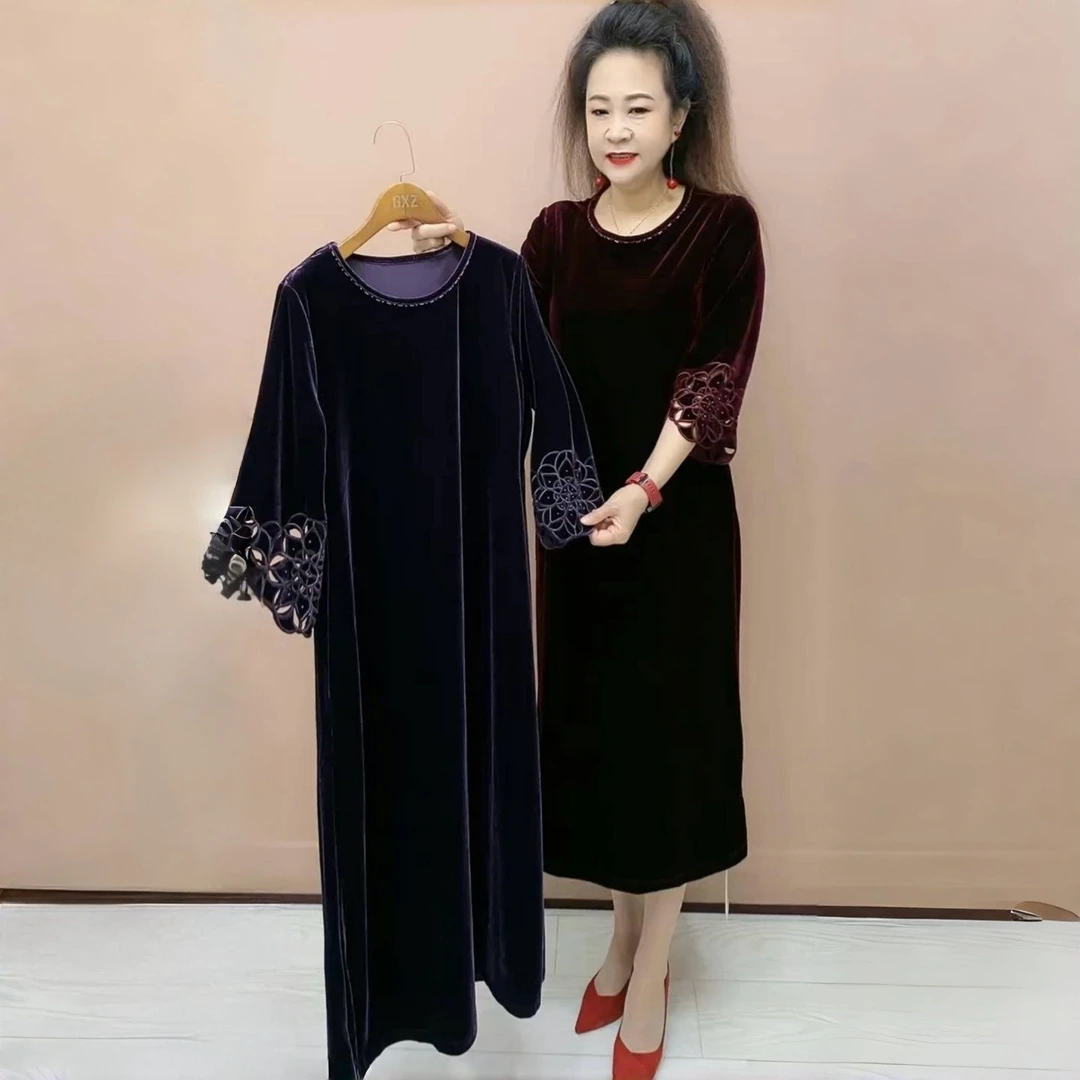 高端妈妈秋冬新款圆领刺绣洋气连衣裙丝绒宽松大码遮肉显瘦打底裙