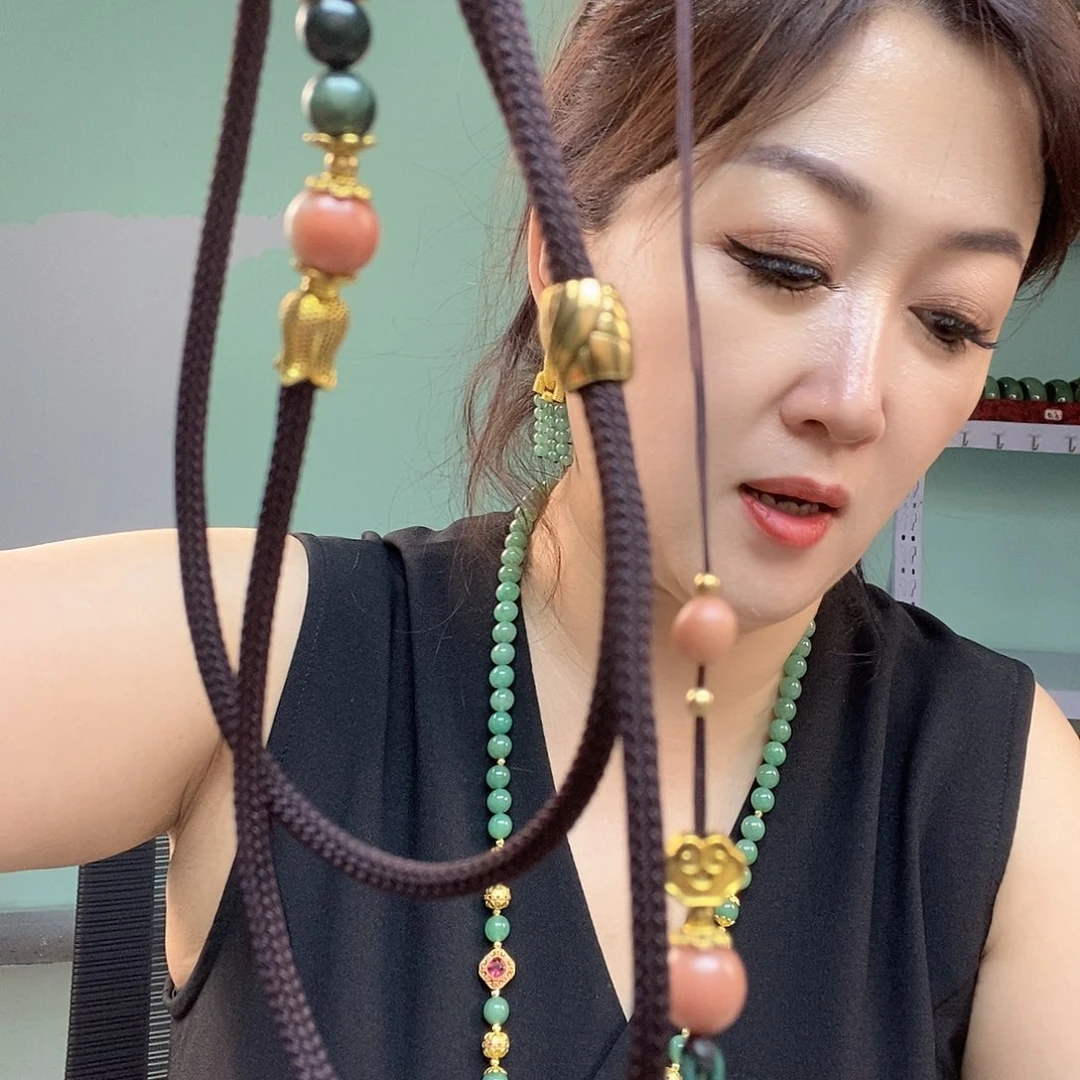 石英质玉手镯未镶嵌喔*。