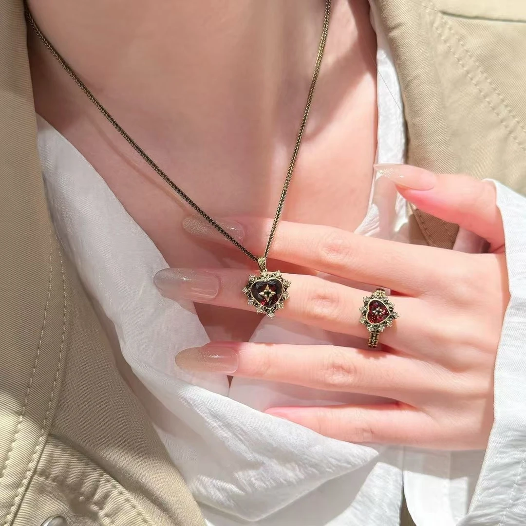 卡柒 铜合金项链 中古红色爱心项链复古轻奢小众高级感秋冬毛衣链