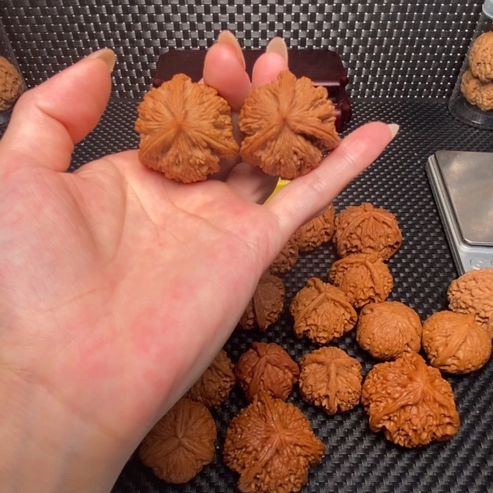 文玩核桃吊坠虎头奔