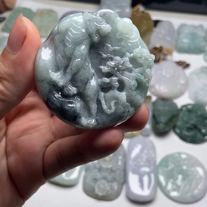 翡翠未镶嵌颈饰虎牌35
