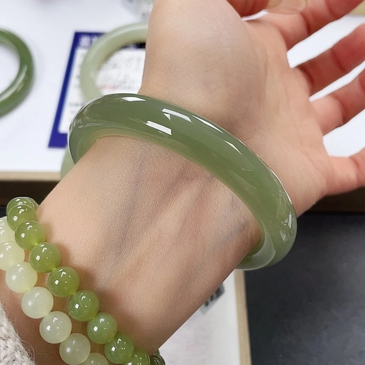 和田玉手镯未镶嵌