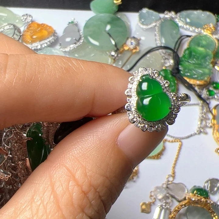 用***4翡翠戒指18K金镶嵌