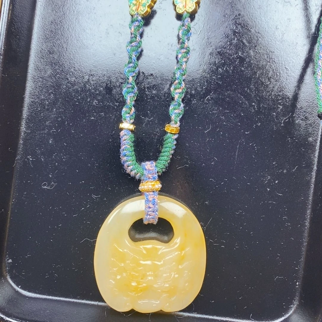 未镶嵌石英质玉（黄龙玉）颈饰