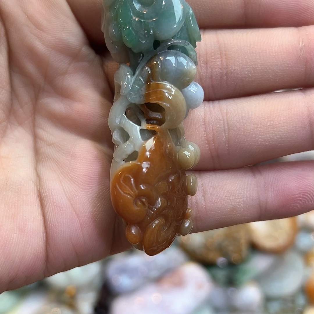 翡翠未镶嵌颈饰挂件