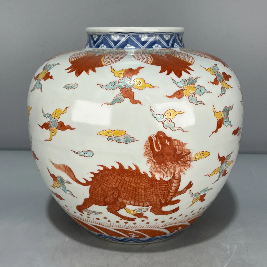 当代仿制 仿古大明万历年制青花矾红祥云瑞兽纹陶瓷罐