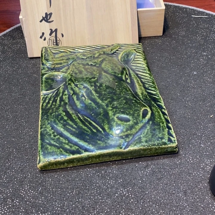 王***兔瓷片陶瓷艺术品制作工艺品