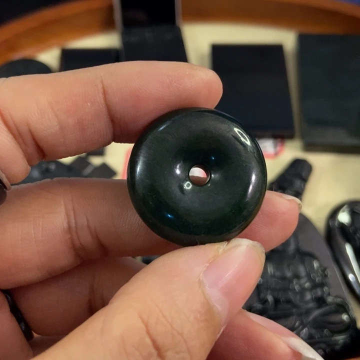 翡翠颈饰未镶嵌墨翠