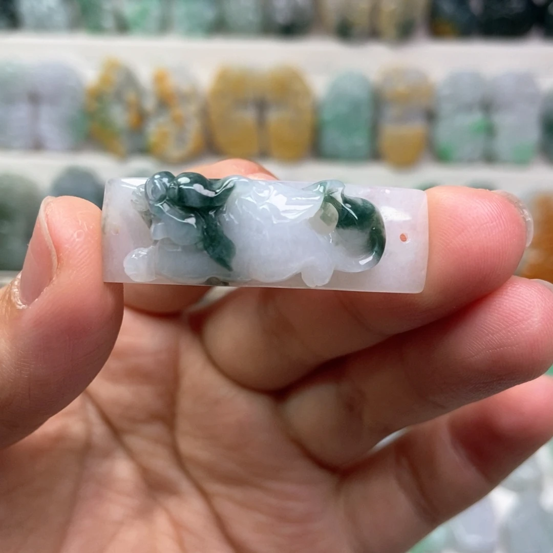 翡翠未镶嵌吊坠(赠链)